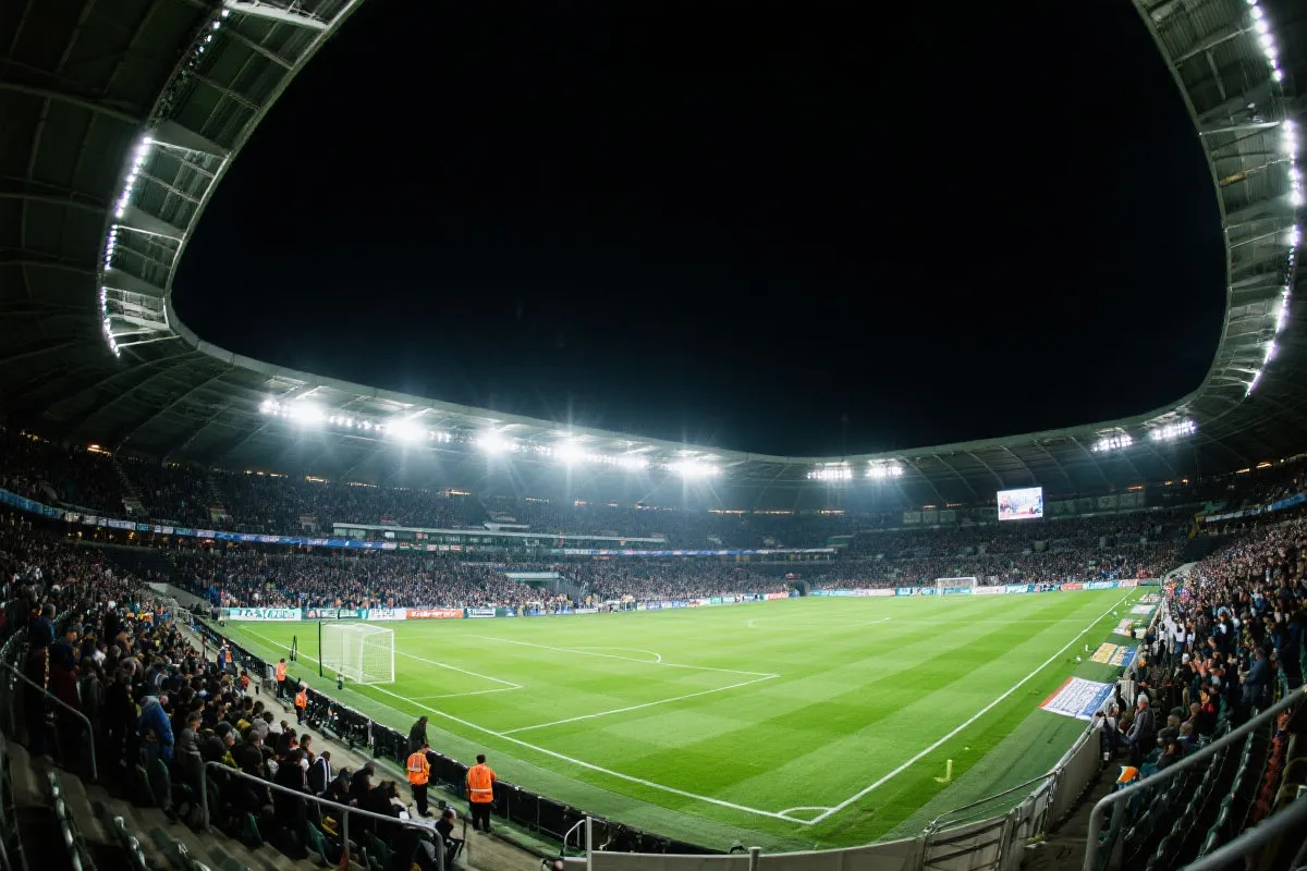 世界级球场夜景与比赛氛围